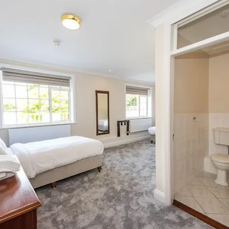 فندق Greenway Manor واتيرفورد